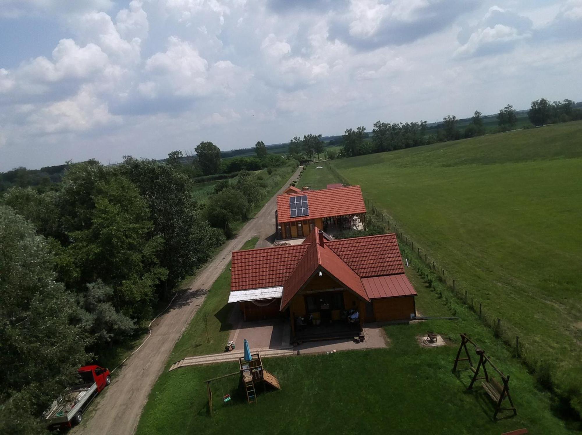 Апартаменты Tomajor Vendeghazak Tiszaeszlar Экстерьер фото